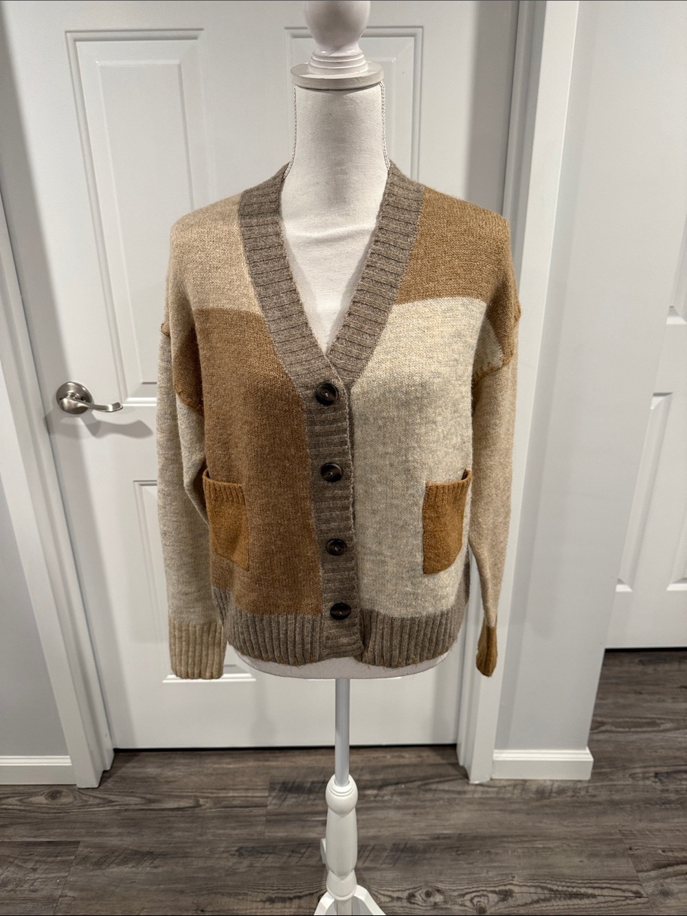 Aqua Bloomingdale’s Oversized Colorblock Women’s Cardigan Sz XS - Picture 2 of 8